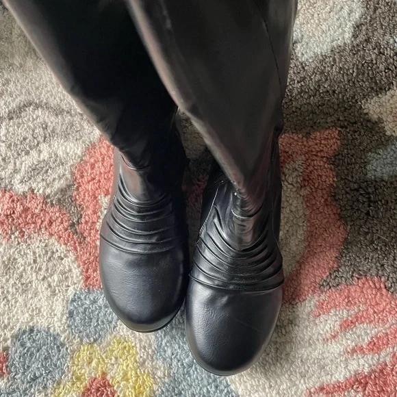 Comfortview Sleek Black Winter Boots - Picture 4 of 5